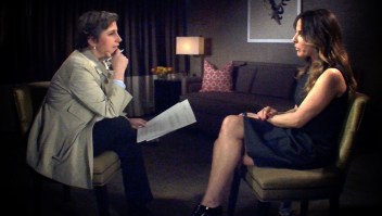 Kate del Castillo (der.) durante la entrevista con Carmen Aristegui en CNN en Español.