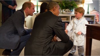 El príncipe Jorge y su padre el Duque de Cambridge junto a los Obama.