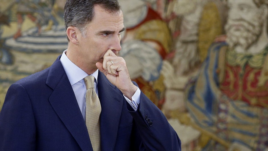 Spanish king Felipe VI waits for the arrival of Leader of left wing party Podemos at La Zarzuela Palace in Madrid, on April 26, 2016. / AFP / POOL / Angel D??az (Photo credit should read ANGEL DIAZ/AFP/Getty Images)