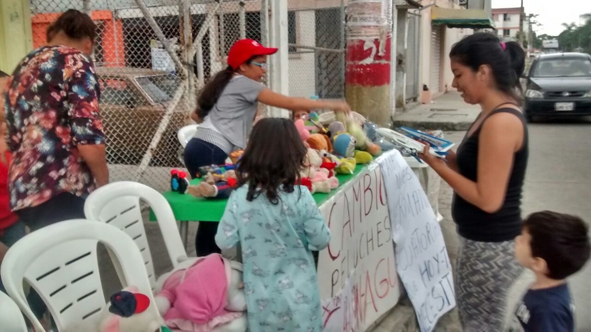 Los vecinos del sector se solidarizaron con la labor de la pequeña de 10 años. Otros niños también donaron sus juguetes. (Crédito: Cortesía / María Cecilia Bravo)