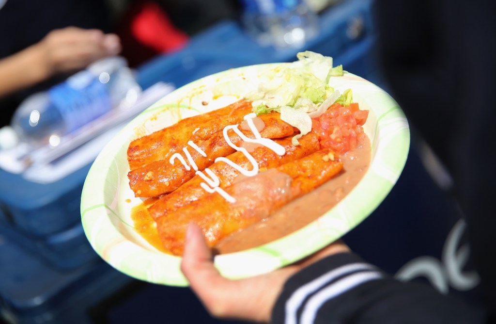 Un plato de enchiladas durante los festejos del 5 de mayo en Denver, Colorado. Crédito: John Moore/Getty Images.