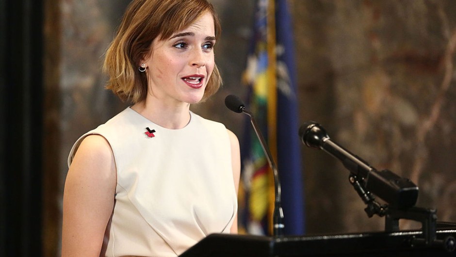 La actriz Emma Watson habla durante la iluminación del Empire State Building Para el Día Internacional de la Mujer el 8 de marzo, 2016, en la ciudad de Nueva York. (Foto por Astrid Stawiarz / Getty Images)