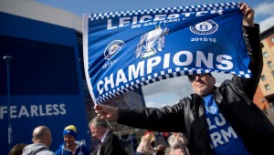 Aficionados del Leicester celebran el histórico triunfo de su equipo, el 3 de mayo de 2016. Crédito: JUSTIN TALLIS/AFP/Getty Images.