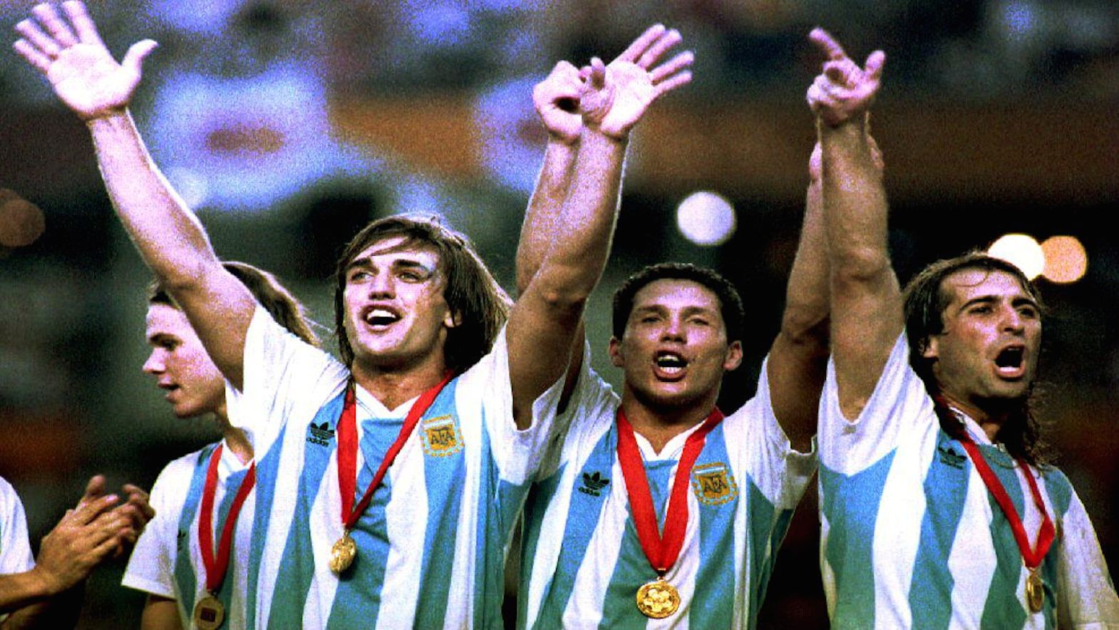 Gabriel Batistuta, Diego Simeone, y Leo Rodríguez celebran la victoria en la Copa América, Ecuador 1993. Los argentinos derrotaron a México 2-1. (Crédito: TIM CLARY/AFP/Getty Images)