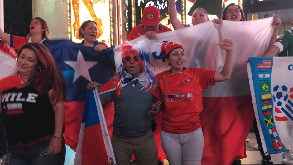 Decenas de chilenos se congregaron en Times Square, en Nueva York, para celebrar el triunfo de su selección frente a la de Argentina para ganar la Copa América Centenario. Crédito: Miguel Angel Antoñanzas/CNN