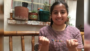 Diana Sol Ángel Fonseca es una colombiana de 18 años que ganó una beca para estudiar Astronomía en Arizona, Estados Unidos, pero no tiene los recursos para mantenerse y por eso vende pulseras. (Foto: Paula Bravo Medina)