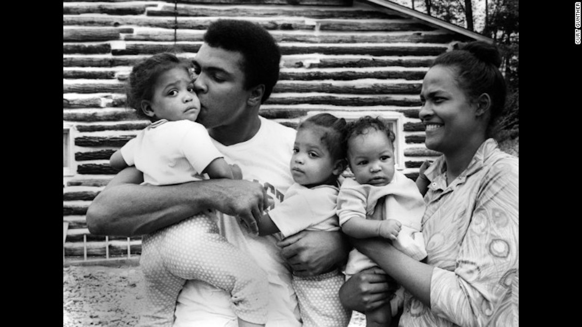 Gunther capturó este momento íntimo de Mohammad Ali con su esposa y sus hijos fuera del campo de entrenamiento del boxeador en Deer Lake, Pensilvania.