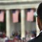 Un agente del Servicio Secreto escanea a la multitud en el anfiteatro del Cementerio Nacional de Arlington el 28 de mayo de 2007 en Virginia.