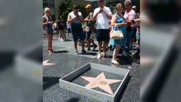 El artista Plastic Jesus construyó un muro de 15 centímetros de alto alrededor de la estrella de Donald Trump en el Paseo de la Fama en Hollywood (Crédito: Plastic Jesus)