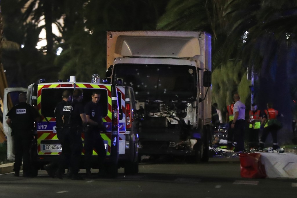 Agentes de policía y equipos de rescate junto a la camioneta que embistió a una multitud que contemplaba un espectáculo de fuegos artificiales en la ciudad de Niza, en Francia, el 14 de julio de 2016. Crédito VALERY HACHE / AFP / Getty Images.