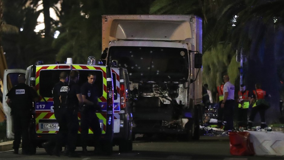 Agentes de policía y equipos de rescate junto a la camioneta que embistió a una multitud que contemplaba un espectáculo de fuegos artificiales en la ciudad de Niza, en Francia, el 14 de julio de 2016. Crédito VALERY HACHE / AFP / Getty Images.