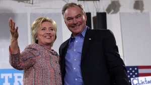 Tim Kaine (der.) junto a Hillary Clinton.