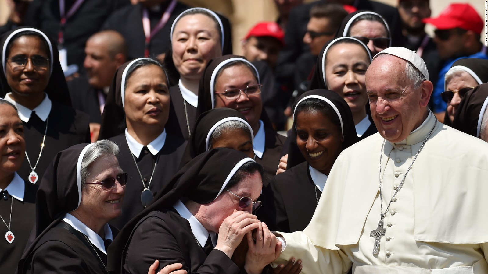 Las diaconisas intrigan al papa Francisco, ¿habrá mujeres en el sacerdocio?  | Video | CNN