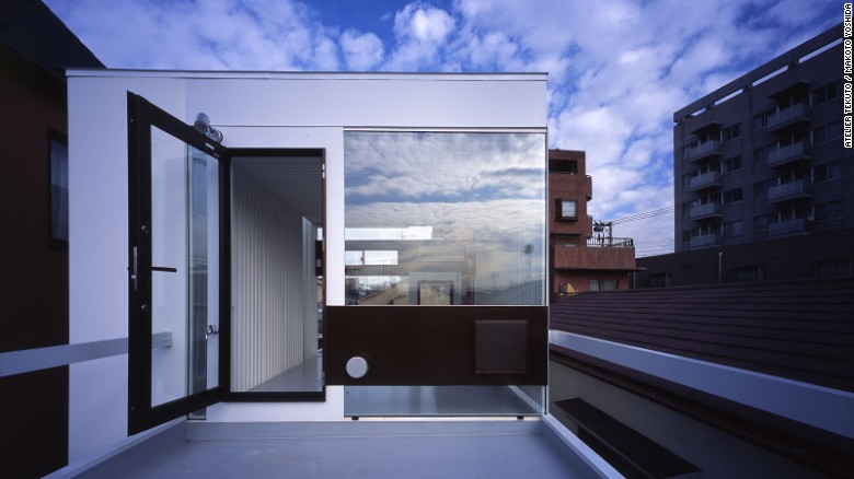 Una casa de estilo industrial diseñada por Atelier Tekuto, 'Wafers' hace uso del hormigón reforzado, acero y ventanas altamente reflectoras.