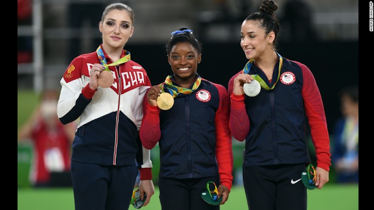 Aliya Mustafina, Simone Biles y Alexandra Raisman recibieron sus medallas en Río 2016. 