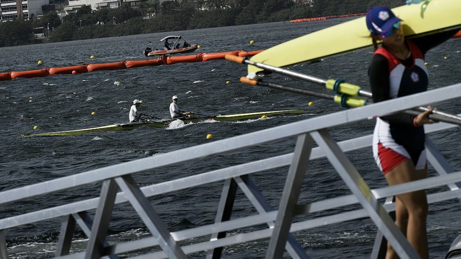 Rowers leave the Lagoa Rodrigo de Freitas in Rio de Janeiro after rowing races were cancelled because of strong winds during the Rio 2016 Olympic Games on August 7, 2016. / AFP / JEFF PACHOUD (Photo credit should read JEFF PACHOUD/AFP/Getty Images)