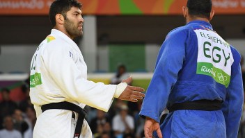 TOPSHOT - Israel's Or Sasson (white) competes with Egypt's Islam Elshehaby during their men's +100kg judo contest match of the Rio 2016 Olympic Games in Rio de Janeiro on August 12, 2016. / AFP / Toshifumi KITAMURA (Photo credit should read TOSHIFUMI KITAMURA/AFP/Getty Images)