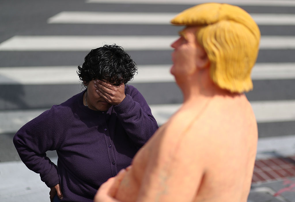 Donald Trump: Aparece una estatua suya desnudo en barrio 