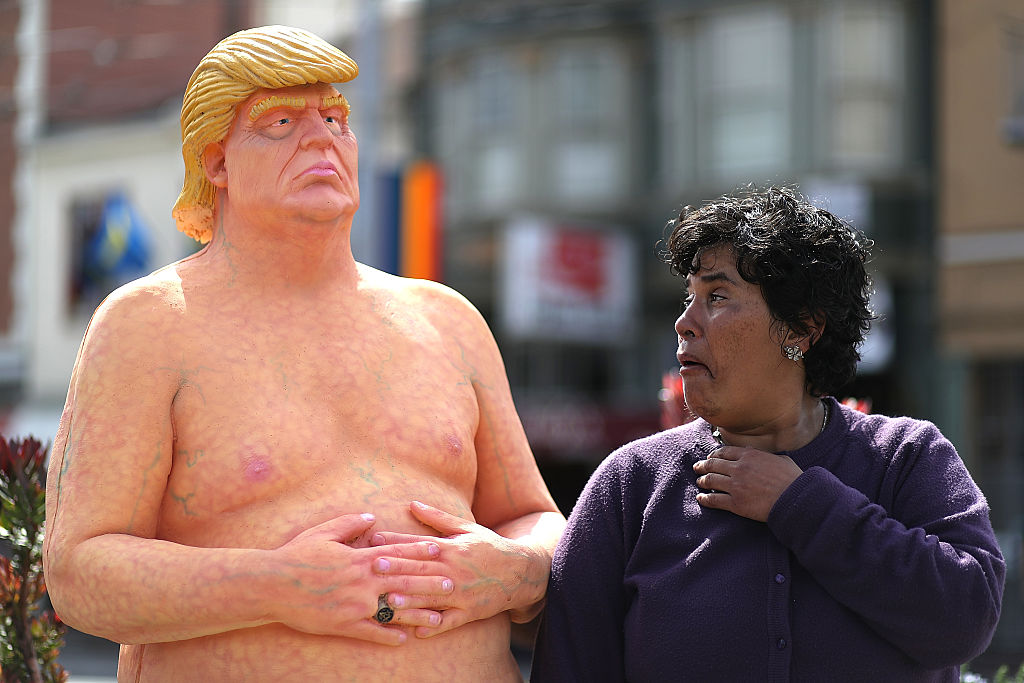 Colocan estatuas de Donald Trump desnudo en ciudades de EE 