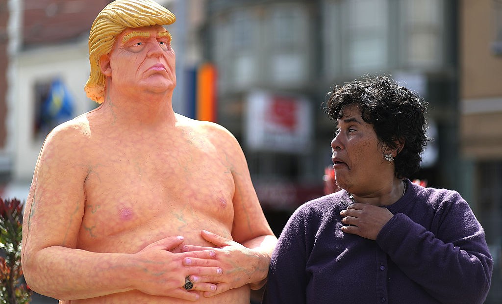Roban la estatua de Donald Trump desnudo en un barrio 