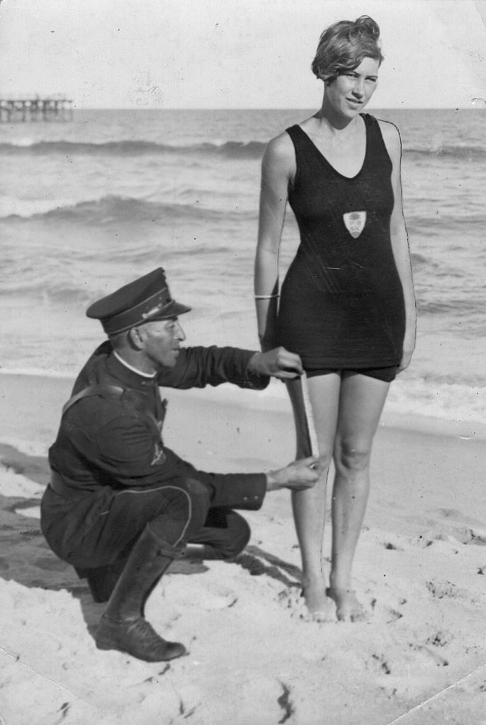 Un policía mide el vestido de baño de Betty Pringle para comprobar si se ajusta a las regulaciones de censura en Palm Beach, Florida. (Foto de Hulton Archive/Getty Images)