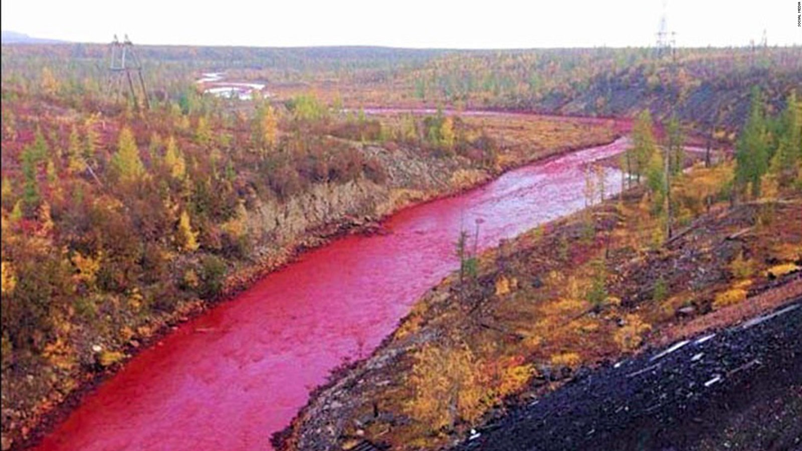 Un río se tiñó de rojo en Rusia, ¿por qué? Video CNN