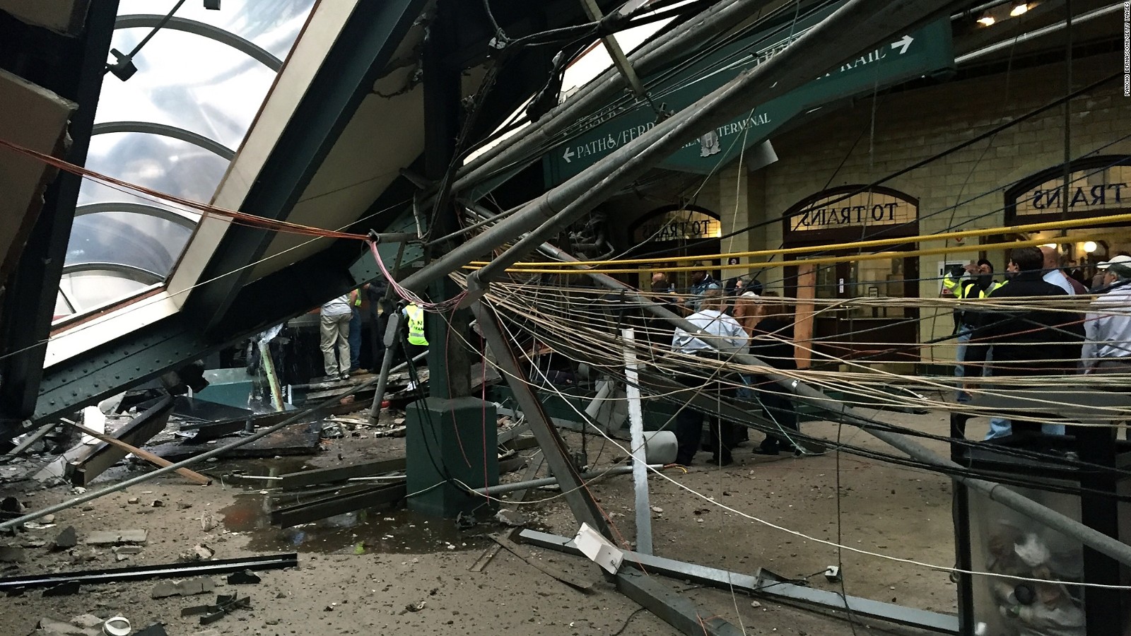 Al menos un muerto y más de 100 heridos por accidente de tren en Nueva