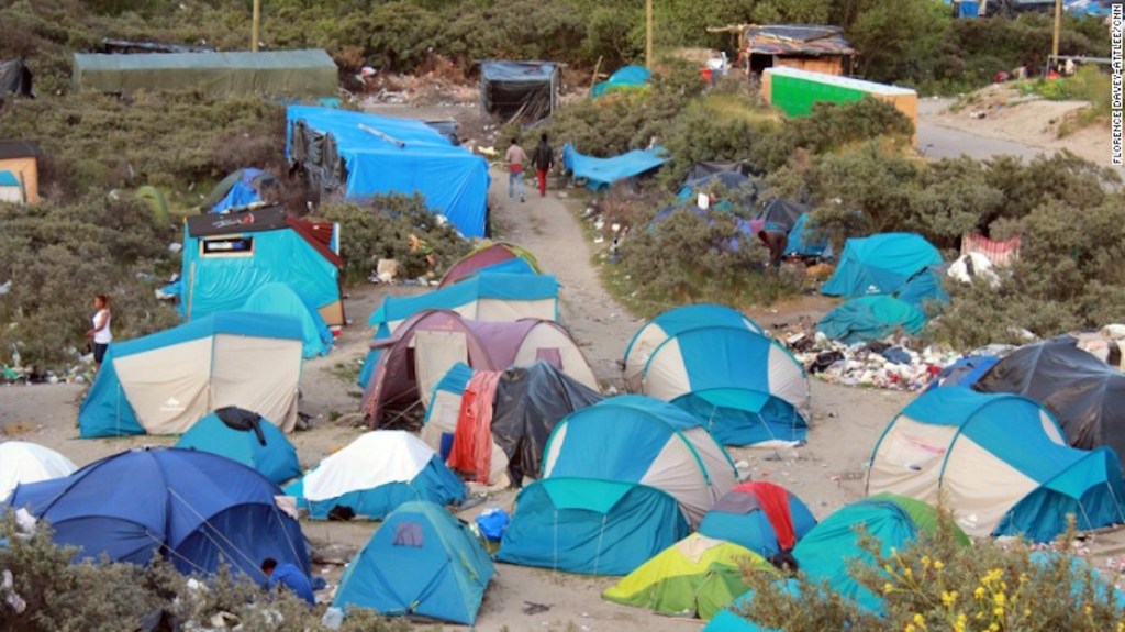En el campamento de Calais conocido como 'La Jungla' están ubicados miles de refugiados que buscan pasar a Reino Unido. 
