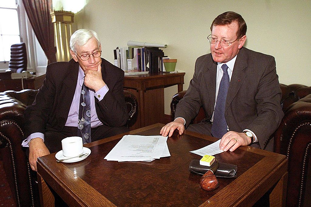 Seamus Mallon (izquierda) Viceministro primero de Irlanda del Norte junto a David Trimble (derecha), primer ministro de Irlanda del Norte. (Crédito: PAUL FAITH/AFP/Getty Images)