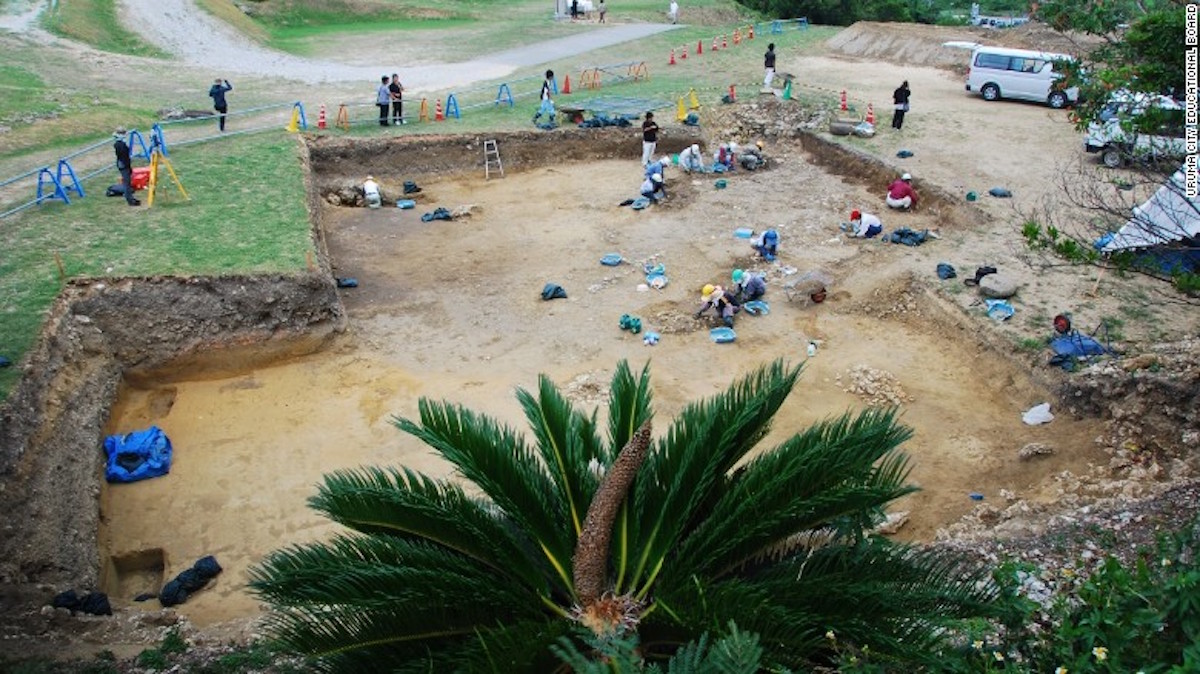Un grupo de arqueólogos excavan el sitio donde está ubicado el castillo Kasturen. 