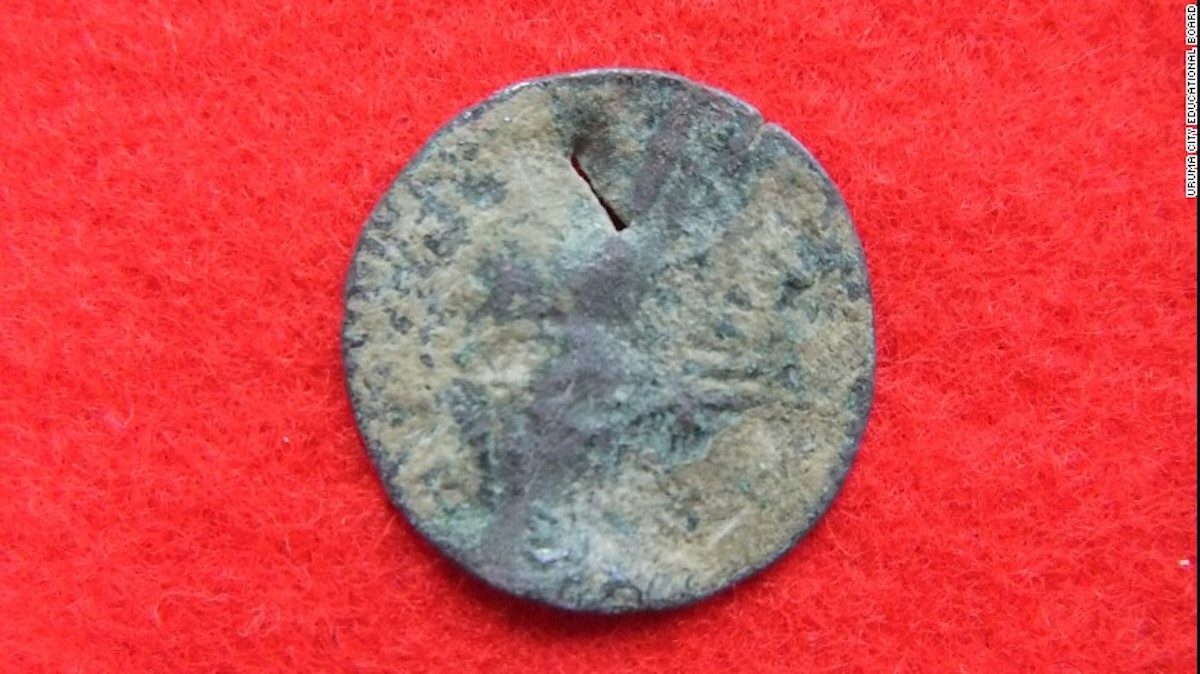 Así luce la parte frontal de la moneda otomana. Esta es una de las diez monedas descubiertas en el castillo Katsuren. 