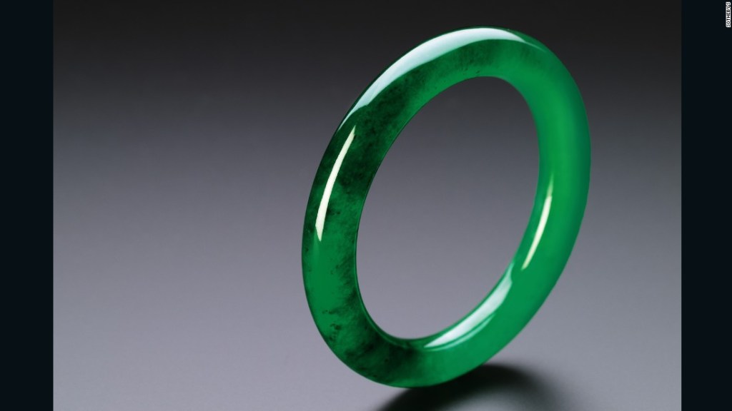 Este sencillo y vívido brazalete de jadeíta verde esmeralda, por ejemplo, se espera que alcance entre 6.500.000 y 9.000.000 dólares cuando se subaste en Sotheby en octubre de 2016. 