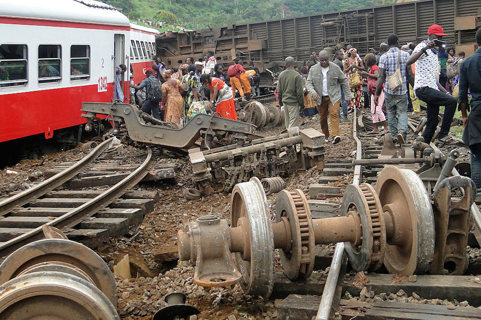 Decenas de pasajeros huyen el lugar donde se descarriló un tren en la localidad de Eseka, en Camerún. (Crédito: STRINGER/AFP/Getty Images).