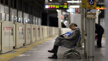 TO GO WITH "JAPAN-LABOUR-LIFESTYLE-ECONOMY" BY NATSUKO FUKUE This picture taken on May 22, 2015 shows a businessman sleeping on a bench at a Tokyo train station. Japan's push to take away overtime from high-paid workers has critics warning it will aggravate a problem synonymous with the country's notoriously long working hours -- karoshi, or death from overwork. AFP PHOTO / Yoshikazu TSUNO (Photo credit should read YOSHIKAZU TSUNO/AFP/Getty Images)