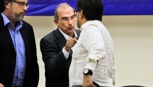 The head of the Colombian government's delegation for peace talks Humberto de la Calle (C) and FARC leftist guerilla member Ivan Marquez (R) speak next to Cuban Guarantor Rodolfo Benitez before a press conference at the Convention Palace in Havana, on August 12, 2016. / AFP / ADALBERTO ROQUE (Photo credit should read ADALBERTO ROQUE/AFP/Getty Images)
