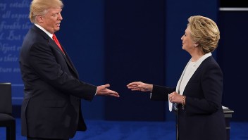 TOPSHOT - US Democratic presidential candidate Hillary Clinton and US Republican presidential candidate Donald Trump shakes hands after the second presidential debate at Washington University in St. Louis, Missouri, on October 9, 2016. / AFP / Robyn Beck (Photo credit should read ROBYN BECK/AFP/Getty Images)