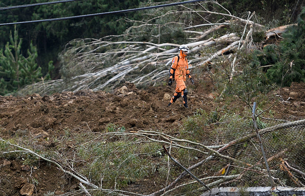 Un rescatista busca supervivientes en el deslizamiento de tierra en el sector de Copacabana, cerca a Medellín (RAUL ARBOLEDA/AFP/Getty Images)