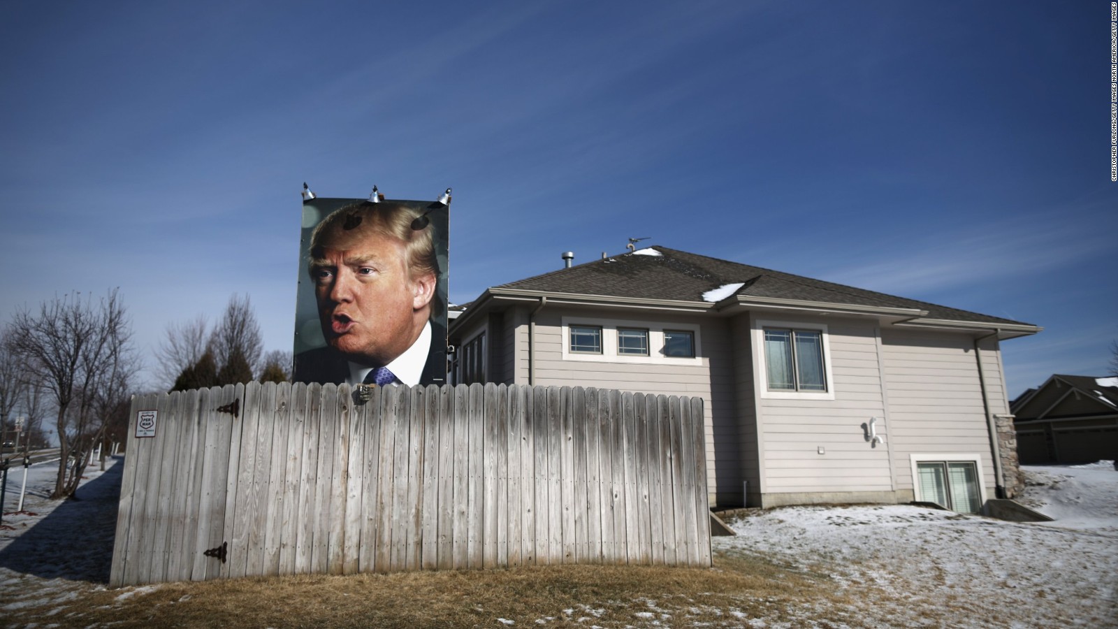 Un afiche gigante del candidato republicano en el jardín en una casa de uno de sus seguidores en West Des Moines, Iowa.