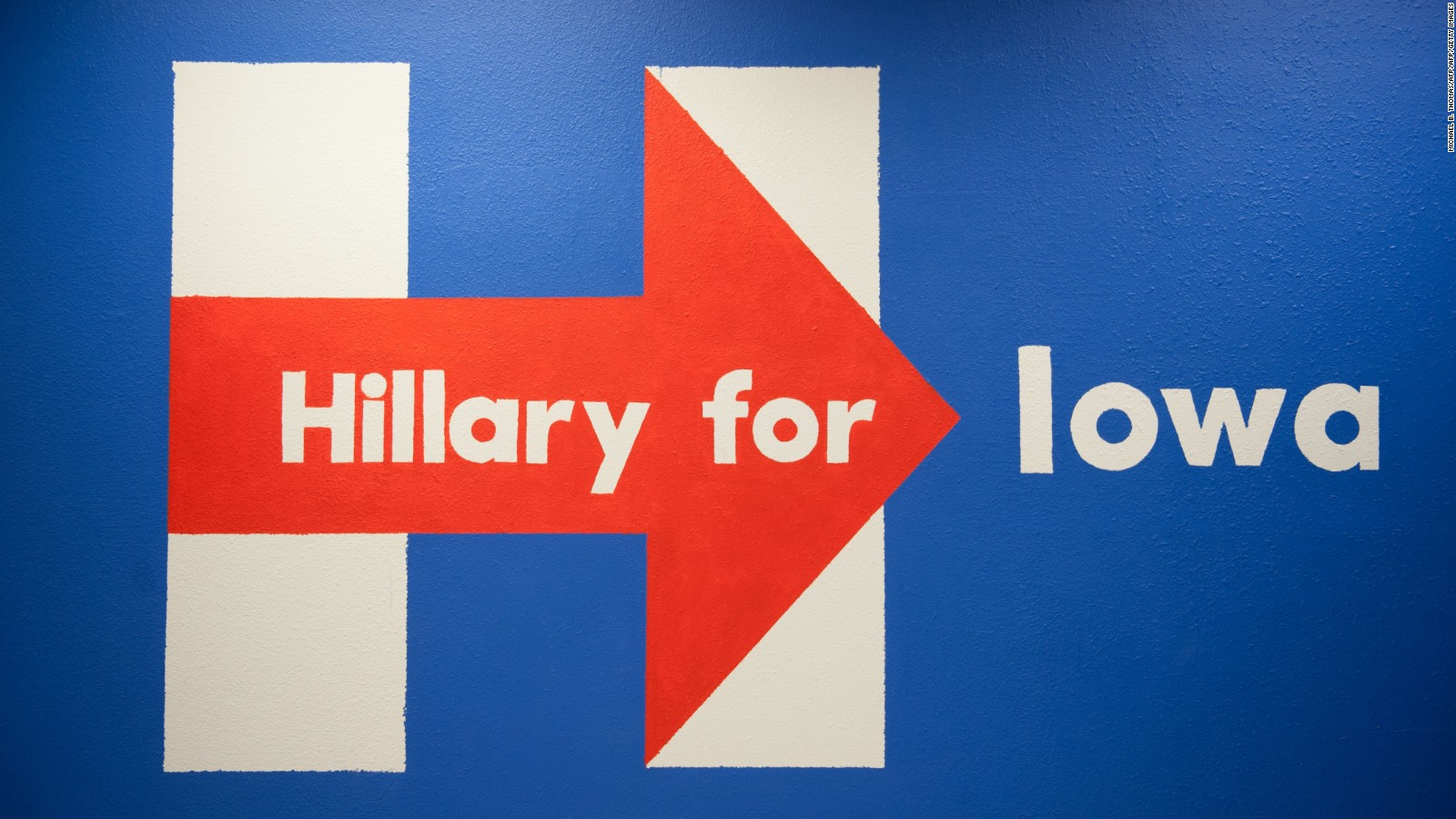 Un afiche de la campaña de Hillary Clinton previo a la asambleas partidistas en Iowa. 