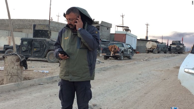 El productor de CNN Hamdi Alkhshali se mantuvo detrás de la berma de seguridad, tratando de estar en permanente contacto con los periodista atrapados en el frente de batalla.