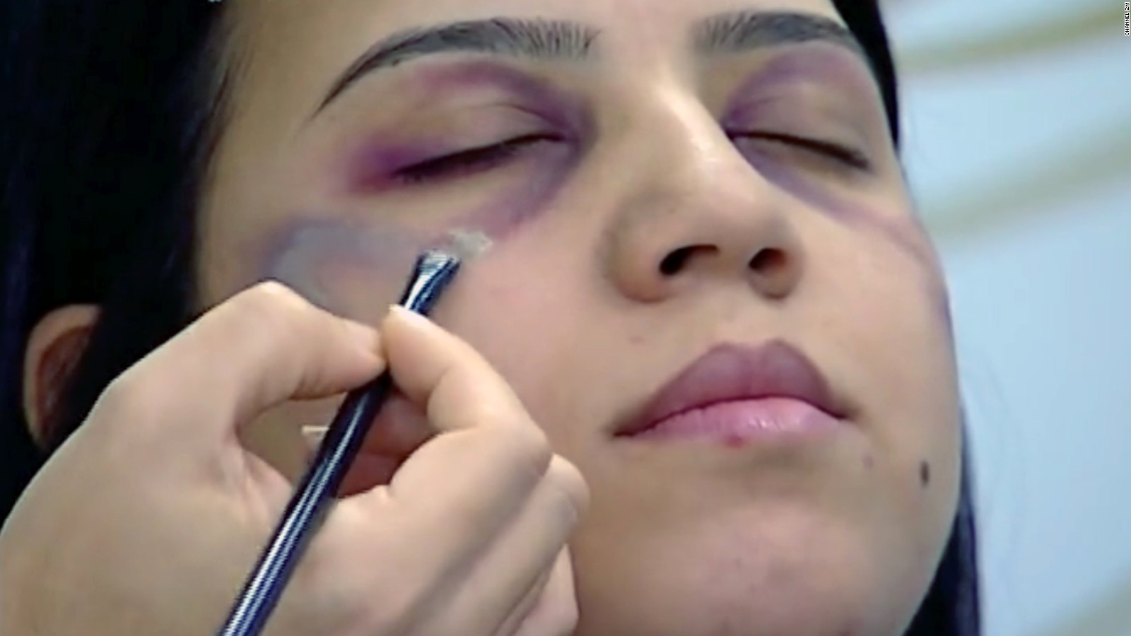 Enseñan a mujeres cómo maquillar marcas de violencia doméstica | Video | CNN