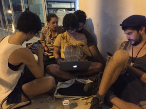 Para conectarse a internet, el equipo de producción de Quiero hacer una película debe hacer maromas en varios lugares de La Habana.