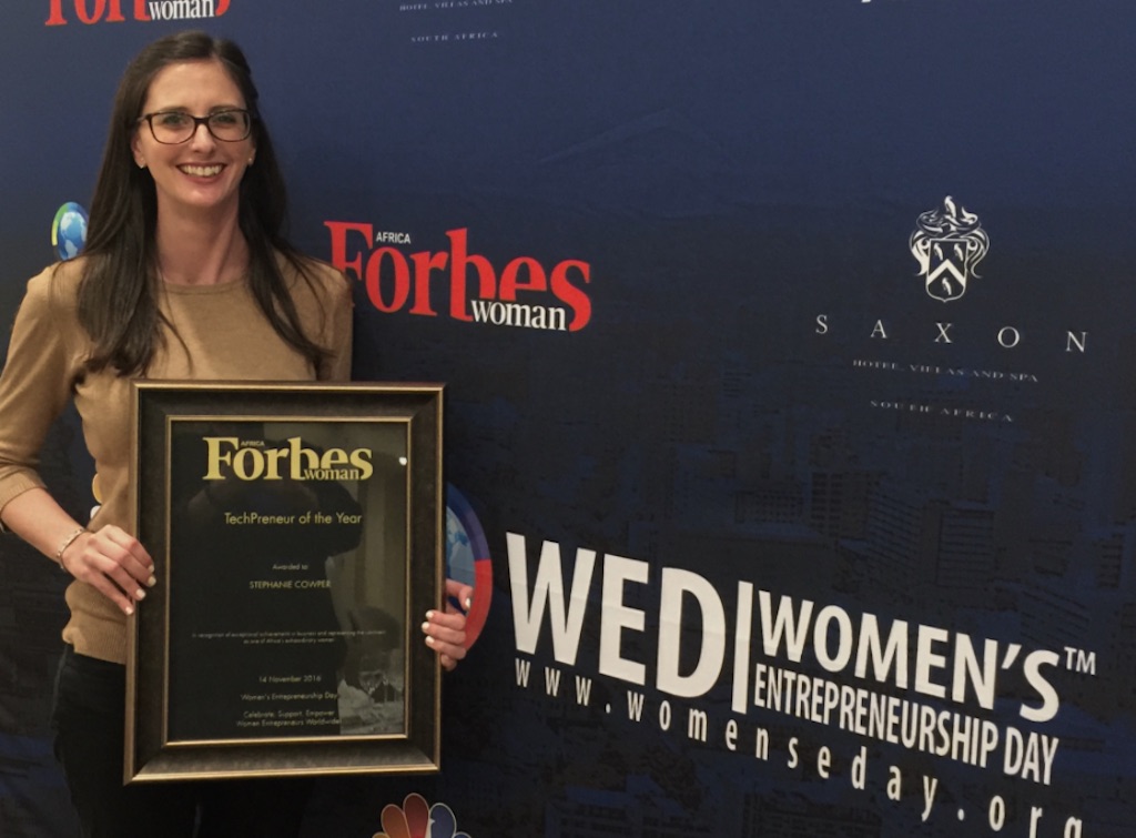 Stephanie Cowper, CEO de BeSpecular, recibió el premio anual de emprendedores de tecnología en noviembre de 2016.