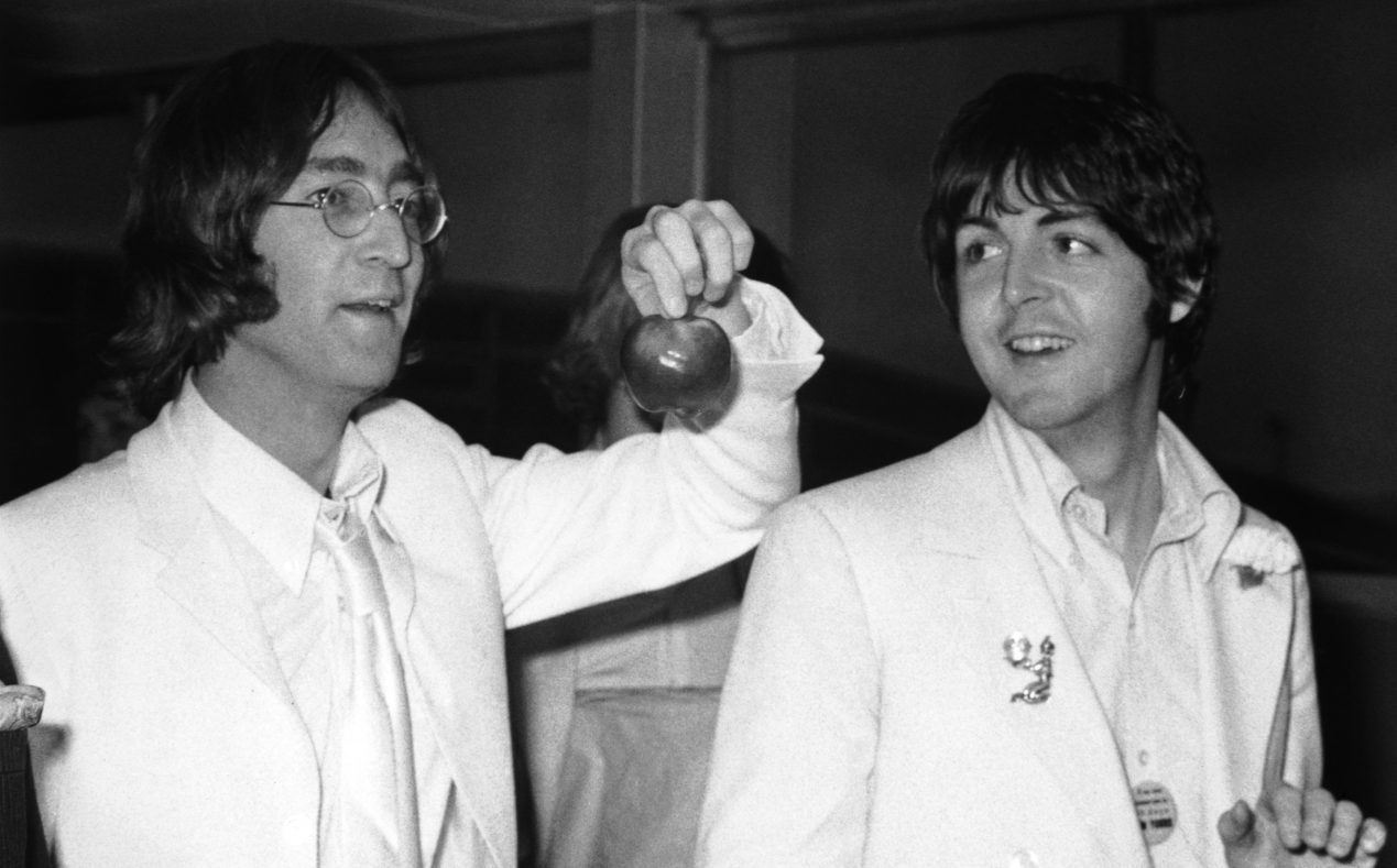 John Lennon y Paul McCartney en el aeropuerto de Londres en 1968. (Crédito: Stroud/Express/Getty Images)