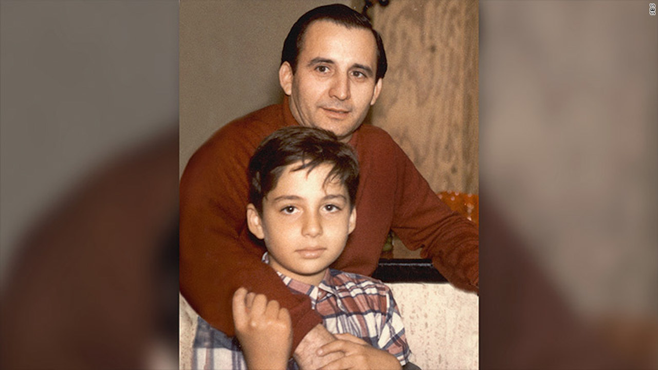Raúl Alarcón junto a su padre pocos años después de llegar a Estados Unidos.