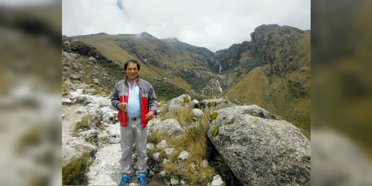 Saúl Lliuya en las montañas en las que trabaja como guía (Crédito: Germanwatch) 