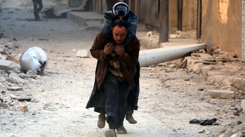 Un hombre ayuda a evacuar a una víctima de los ataques aéreos en al-Shear, Aleppo, este lunes.