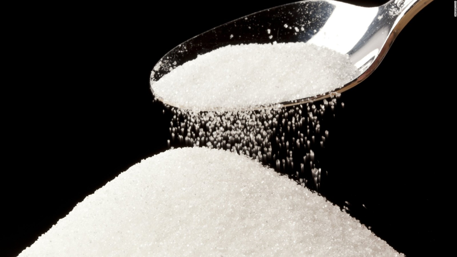 La OMS recomienda el consumo de no más de seis cucharadas diarias de azúcar.