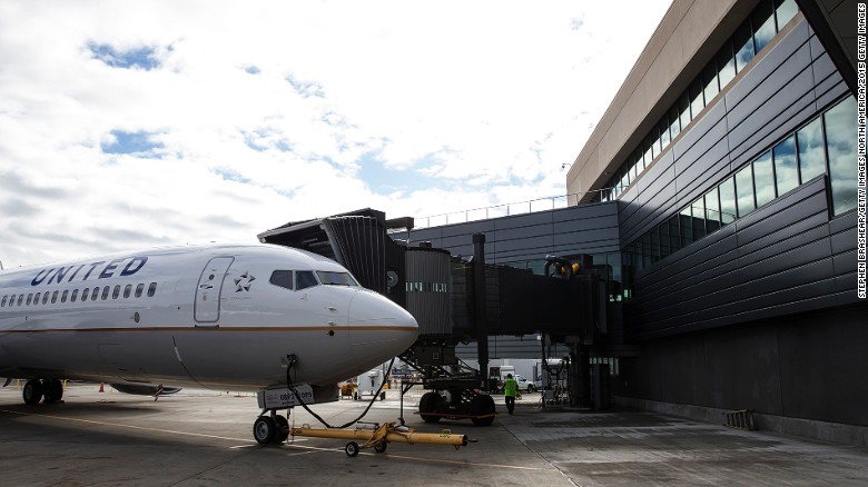 El vuelo 154 de United Airlines es la ruta trans-Pacífica más larga del mundo. Conecta a Honolulú (Estados Unidos) con Guam (también Estados Unidos), pero antes se detiene en Majuro y Kwajalein (ambas en las Islas Marshall) y en Pohnpei y Chuuk (Micronesia). Tarda más de 14 horas en hacer el recorrido. 