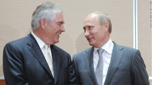 Rex Tillerson, CEO de ExxonMobil (izquierda), junto al presidente de Rusia Vladimir Putin. 